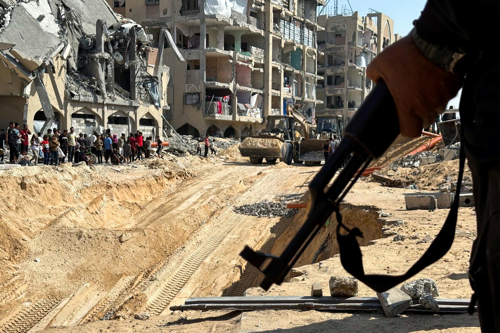 Hamás busca bajo los escombros los cuerpos de varios rehenes en Khan Younis.