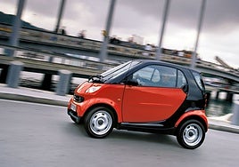La primera generación del smart, una idea rompedora de automóvil, se presenta en 1997