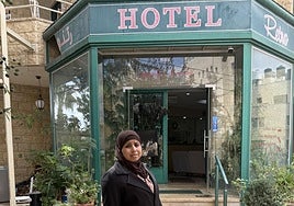 Una paciente gazatí frente al hotel de Ramala.