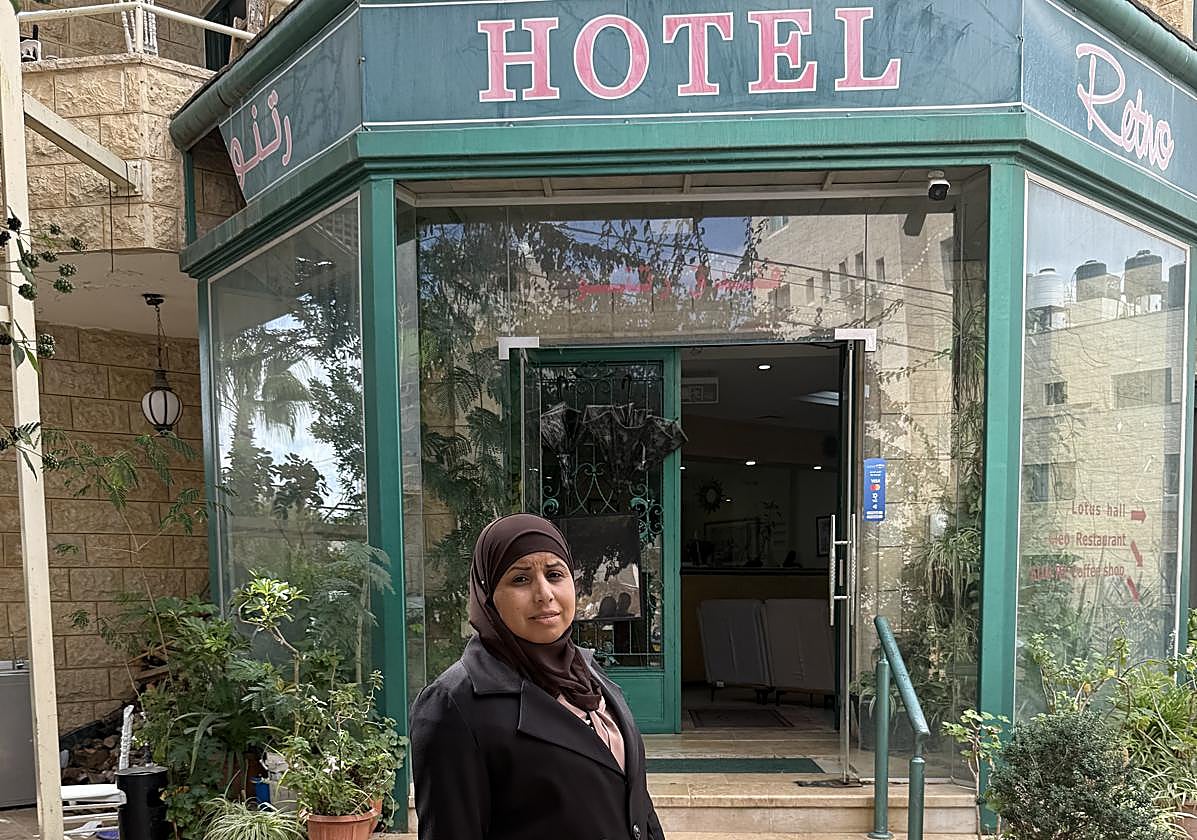 Una paciente gazatí frente al hotel de Ramala.