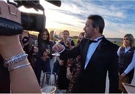 Antonio Banderas sale al encuentro de los periodistas tras la boda este sábado.