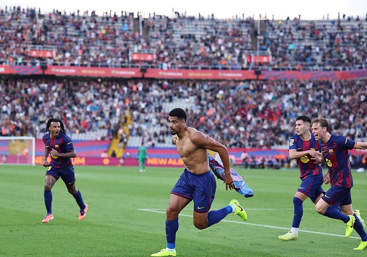 Araujo celebra su tanto en el descuento ante el Girona.