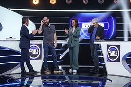 Aitor Albizua, Diego Aguado, Elena Herraiz y David Calle, después de que el concursante se hiciera con el bote.