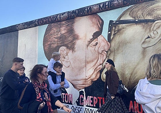 El famoso beso de Honecker y Brézhnev, los dos antiguos jefes de Estado de la RDA y la Unión Soviética, pintado en el muro.