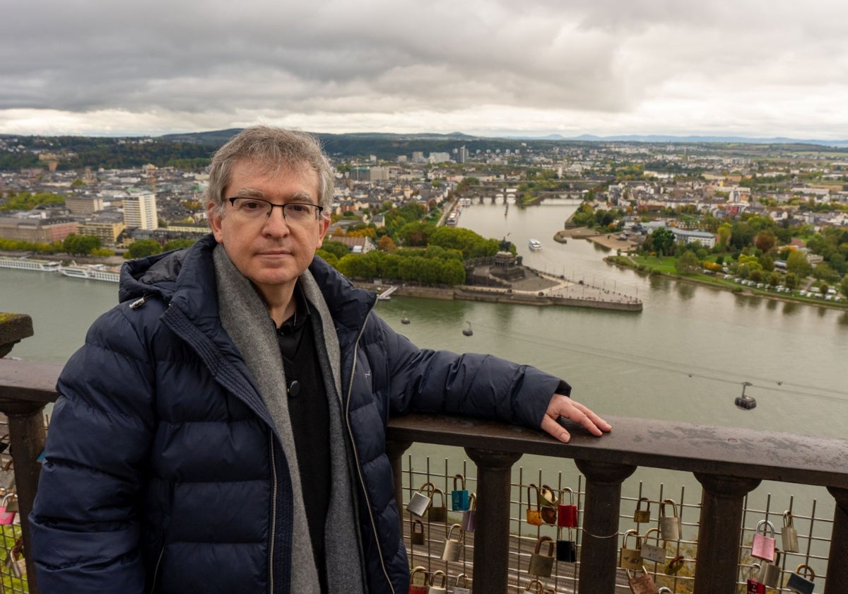 Santiago Posteguillo en la confluencia de lo ríos Mosela y Rin, donde César mandó construir un puente a Vitrubio en diez días. Miquel Olivé