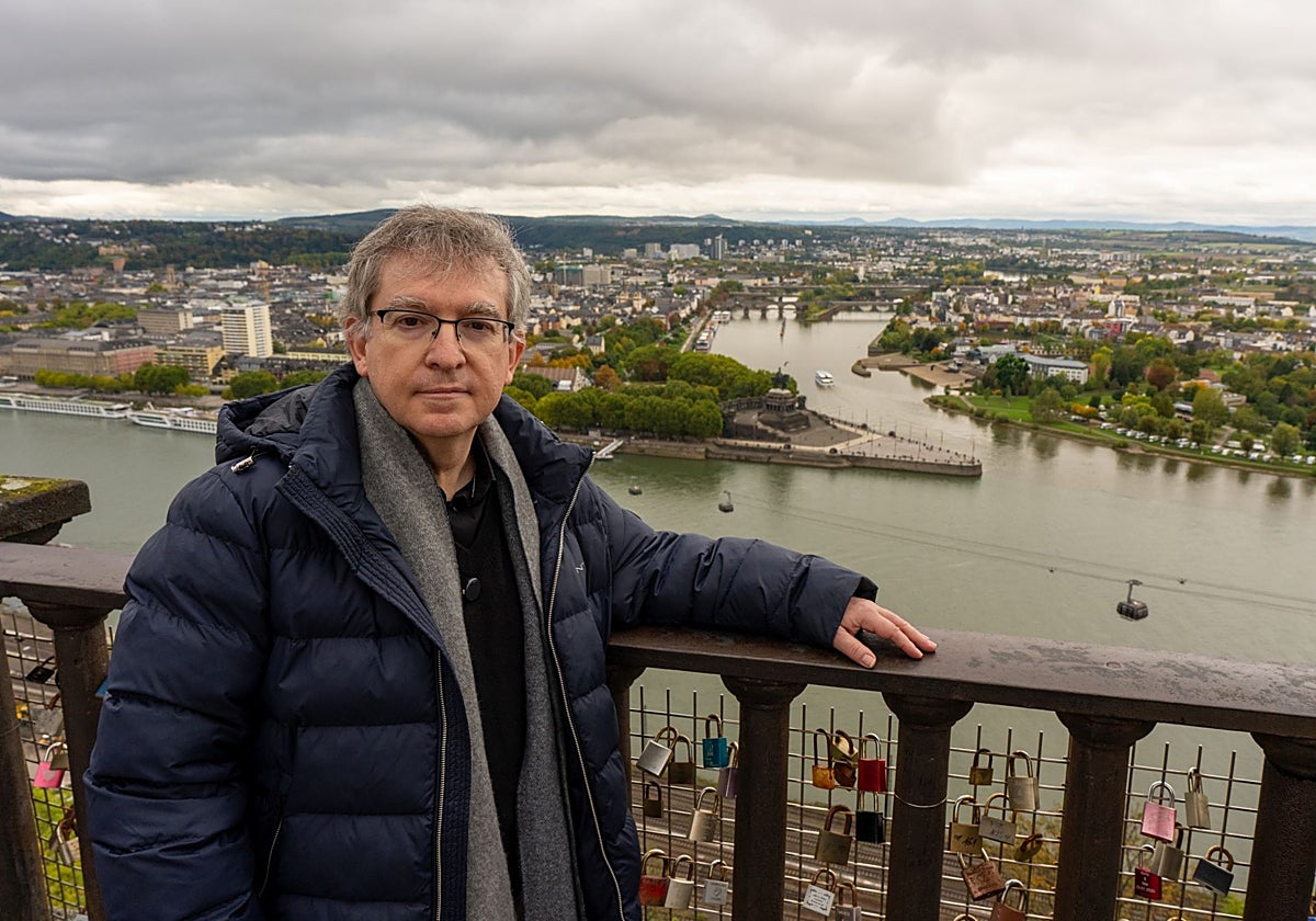 Santiago Posteguillo at the confluence of the Moselle and Rhine rivers, where Caesar ordered Vitrubius to build a bridge in ten days. Miquel Olivé