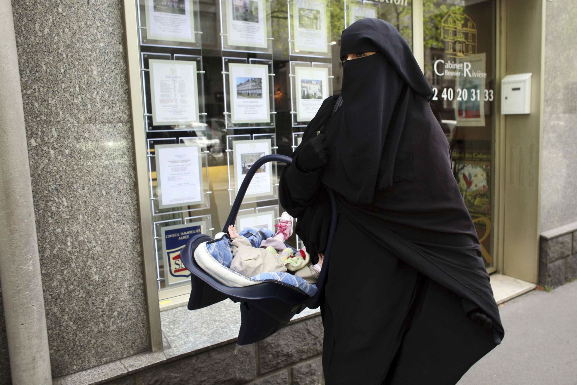 Imagen de archivo de una mujer ataviada con un niqab en Francia.