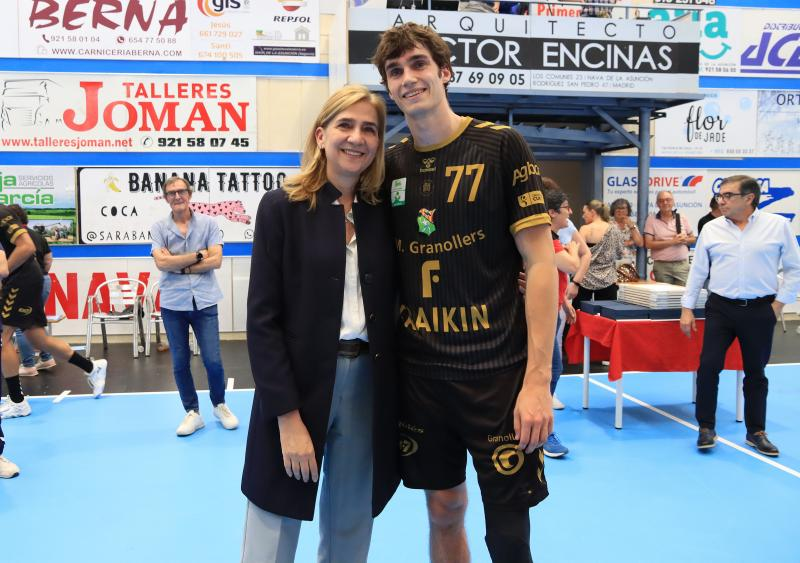 La infanta Elena i jej siostrzeniec Miguel Urdagarín wspierają Pablo Urdangarína podczas meczu