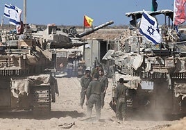 Tanques y equipos blindados de ingeniería en la línea militar israelí.