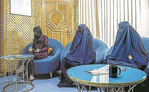 Sala de espera de una clínica de belleza en Kabul.