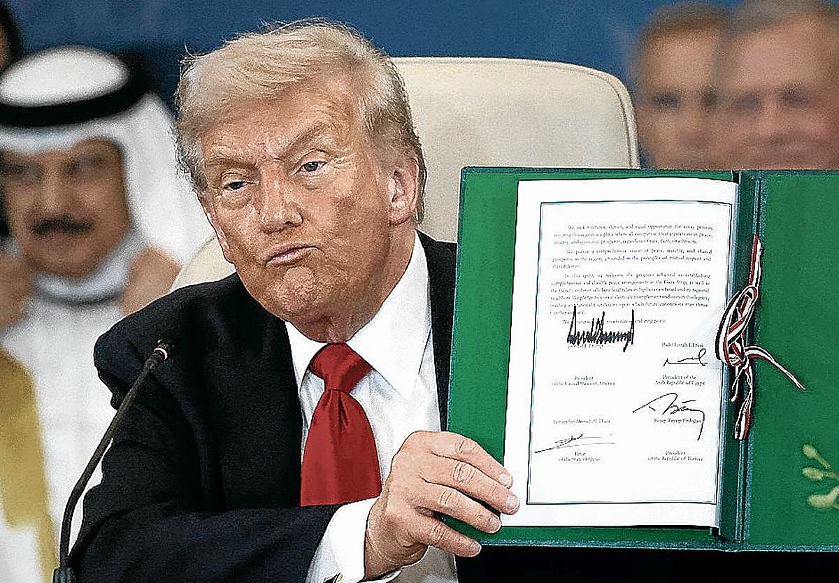 El presidente de Estados Unidos muestra el acuerdo de paz para Gaza en Egipto.