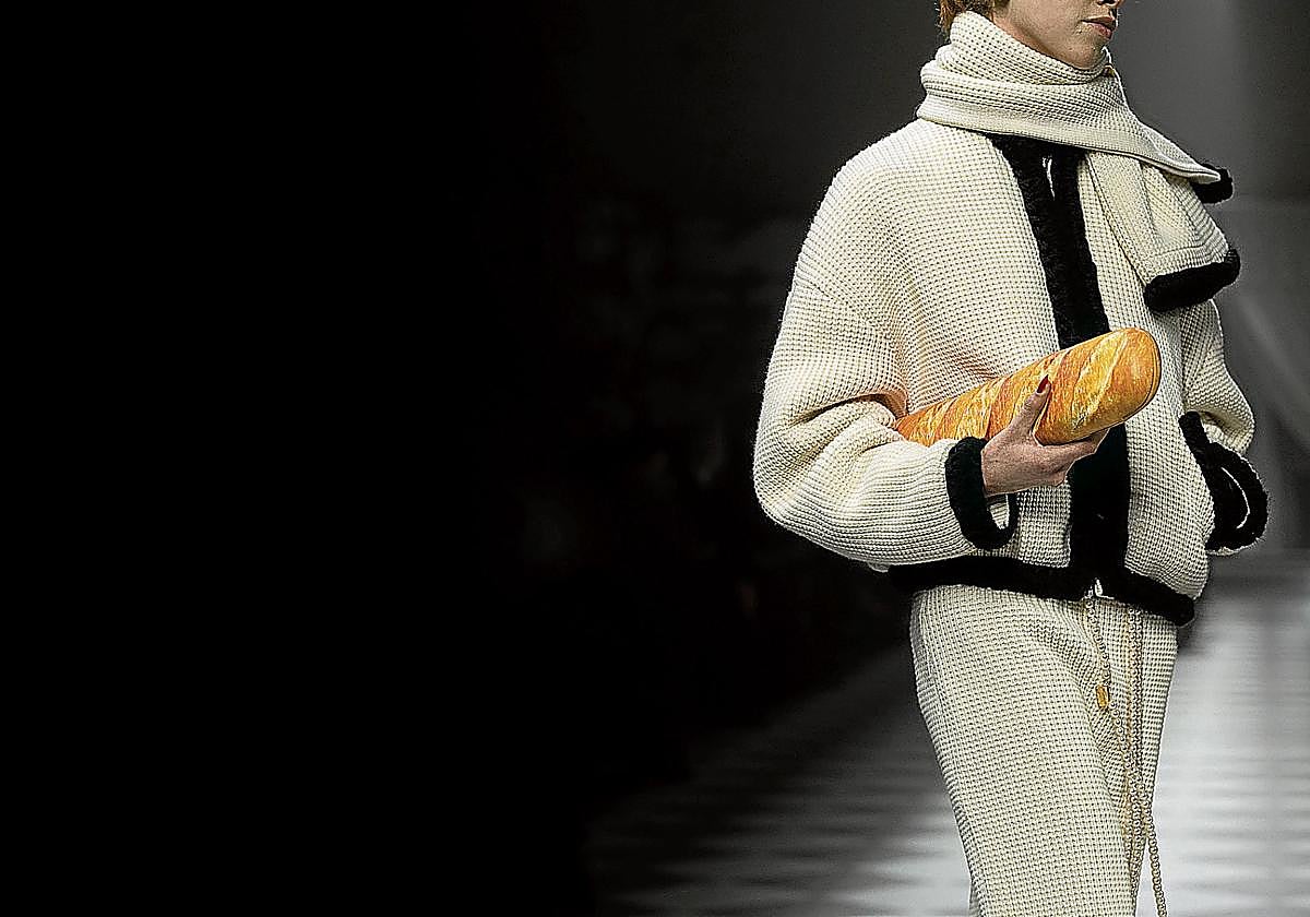El bolso con forma de barra de pan diseñado por Moschino en 2024.