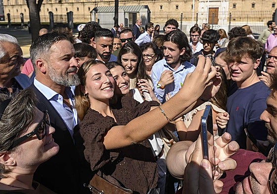El líder de Vox, Santiago Abascal, se fotografía con jóvenes en Sevilla el 10 de octubre.