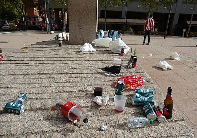 Restos de botellón en la plaza Marcos Fernández tras la marcha de los aficionados gijoneses.