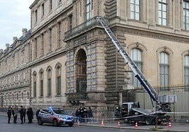 El montacargas por el que accedieron los ladrones al interior del Louvre.