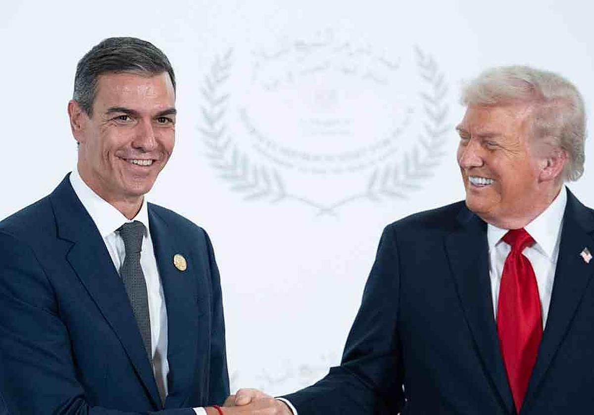Los presidentes Pedro Sánchez (izq.) y Donald Trump se saludan el lunes pasado, en la firma del acuerdo de paz para Gaza.