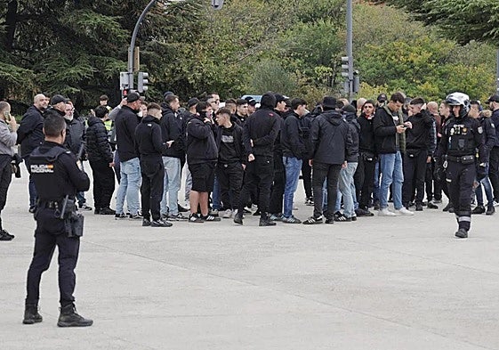 Antidisturbios de la Policía Nacional controlan al grupo de hinchas del Sporting en la plaza del Milenio.