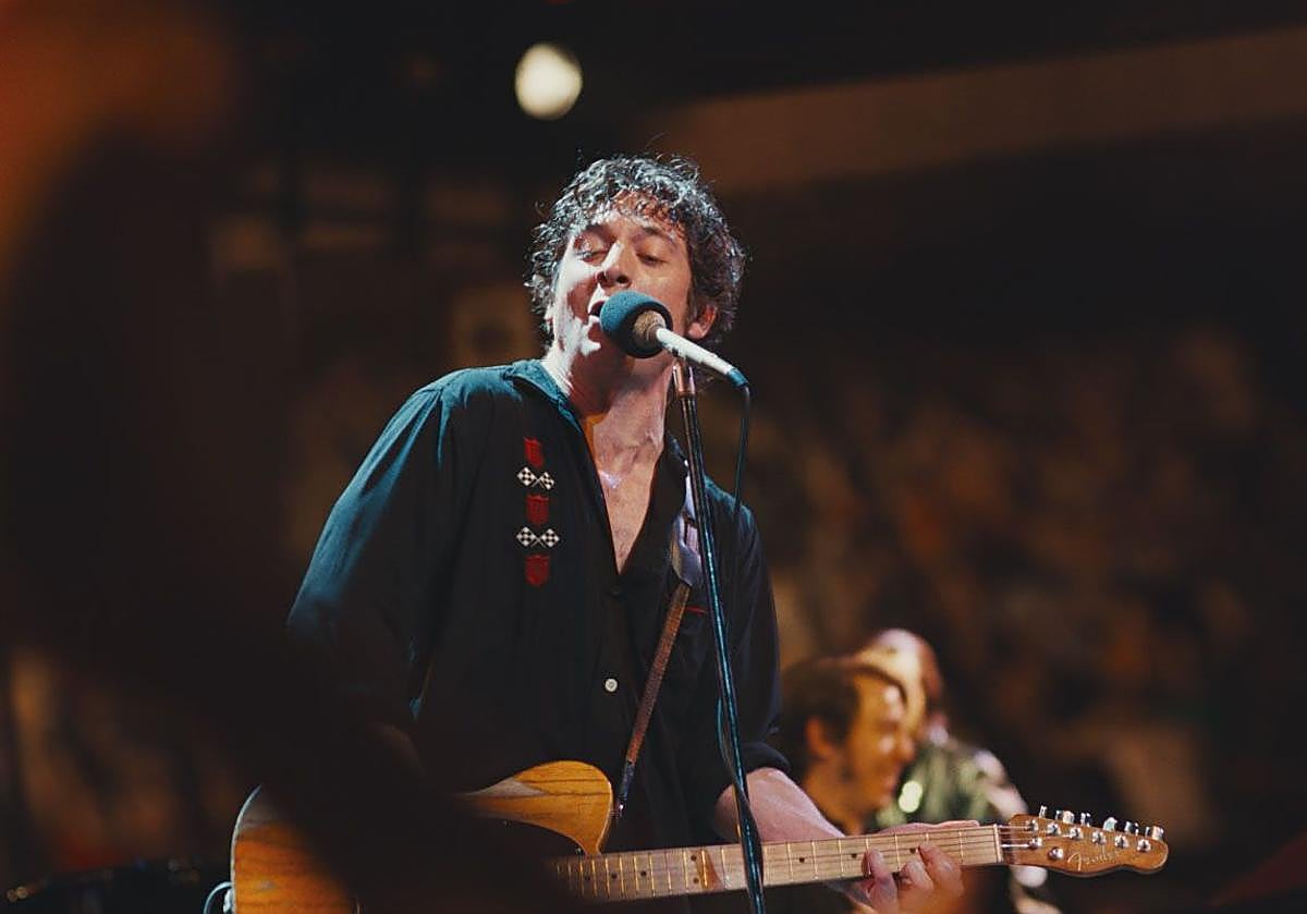 Imagen principal - Arriba, Jeremy Allen White, como el 'boss', durante el cierre de la gira de 'The River'; debajo, en un fotograma junto a Jeremy Strong, que da vida a Jon Landau, y en una imagen en solitario.