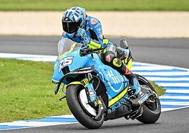 Raúl Fernádnez celebra su victoria sobre su Aprilia.