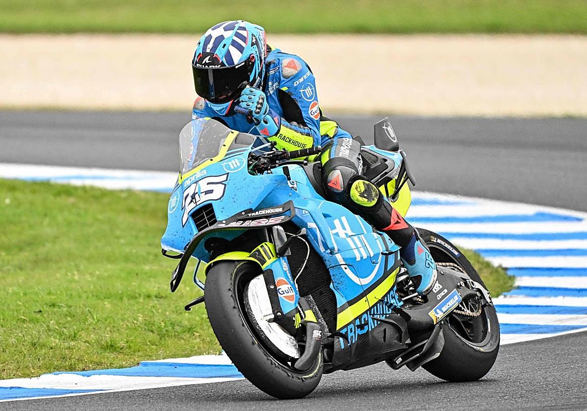 Raúl Fernádnez celebra su victoria sobre su Aprilia.