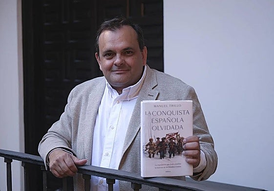 Manuel Trillo con su último libro, 'La conquista española olvidada'.