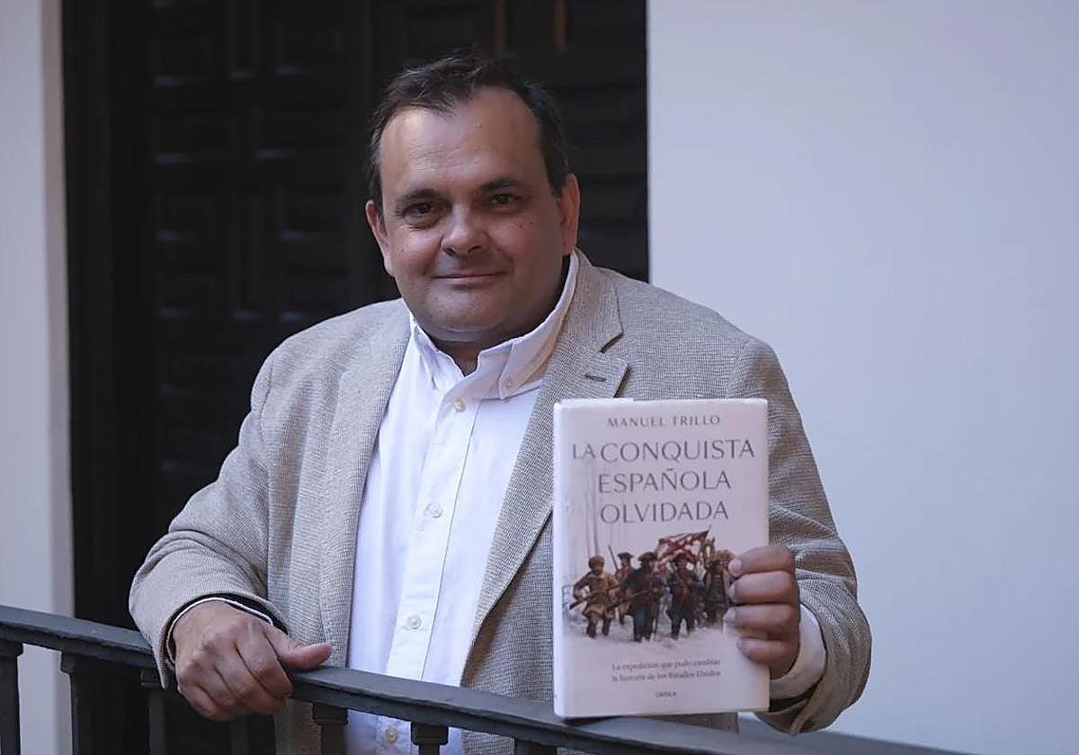 Manuel Trillo con su último libro, 'La conquista española olvidada'.