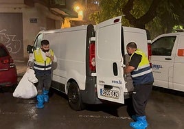 Hombres se llevan el cuerpo de Antoni Famoso.