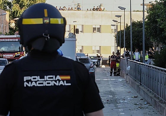 Agentes de la Policía Nacional mantienen la tarde de este lunes en Brenes