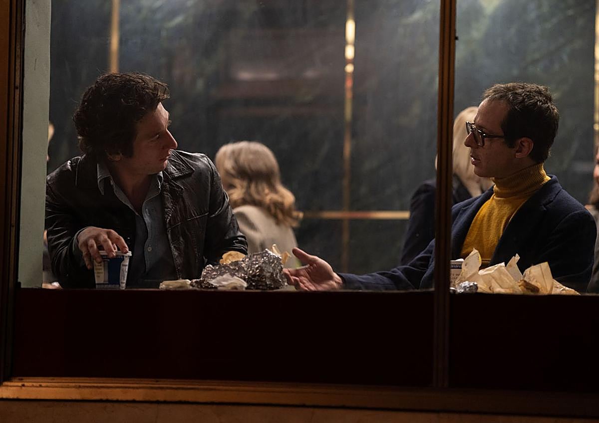 Imagen secundaria 1 - Arriba, Jeremy Allen White, como el 'boss', durante el cierre de la gira de 'The River'; debajo, en un fotograma junto a Jeremy Strong, que da vida a Jon Landau, y en una imagen en solitario.