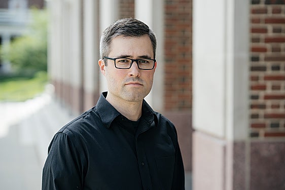 Mark Bray, profesor en la Universidad Rutgers, abandona Estados Unidos por las amenazas recibidas.