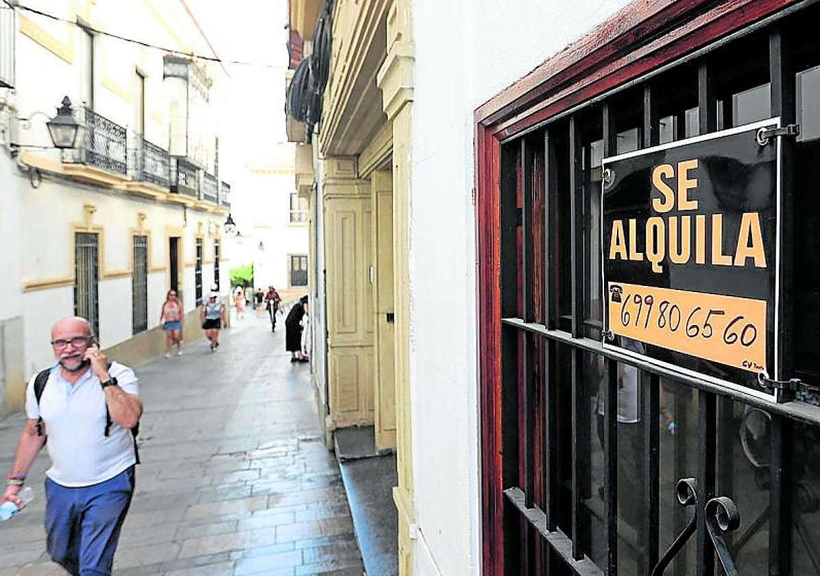 Cartel de alquiler de una vivienda.