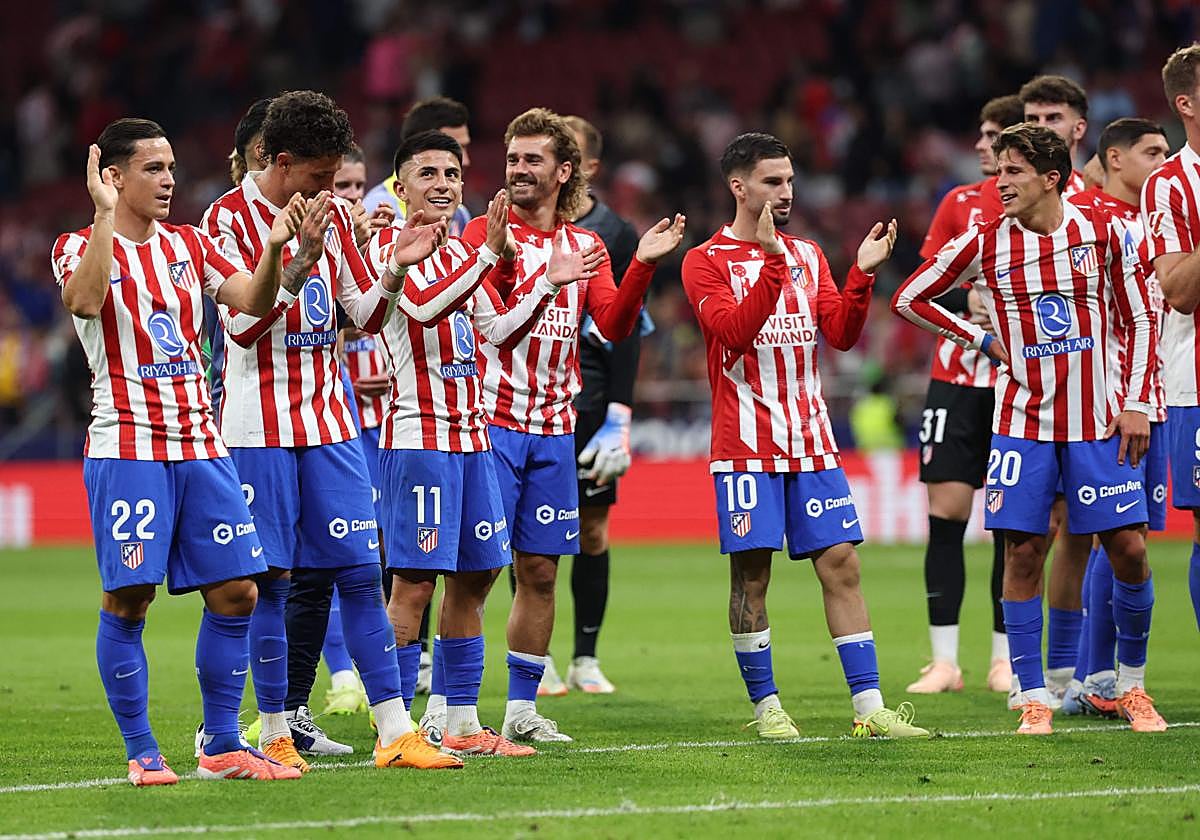 Los futbolistas del Atlético celebran con la afición el triunfo del pasado sábado ante Osasuna.