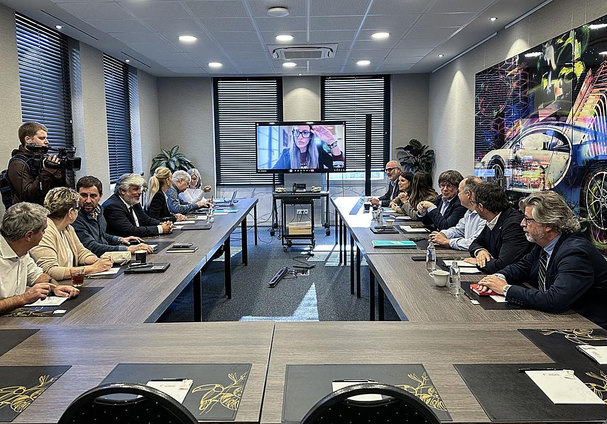 El líder de JxCat, Carles Puigdemont, reunía este lunes a la permanente del partido en Waterloo (Bélgica).