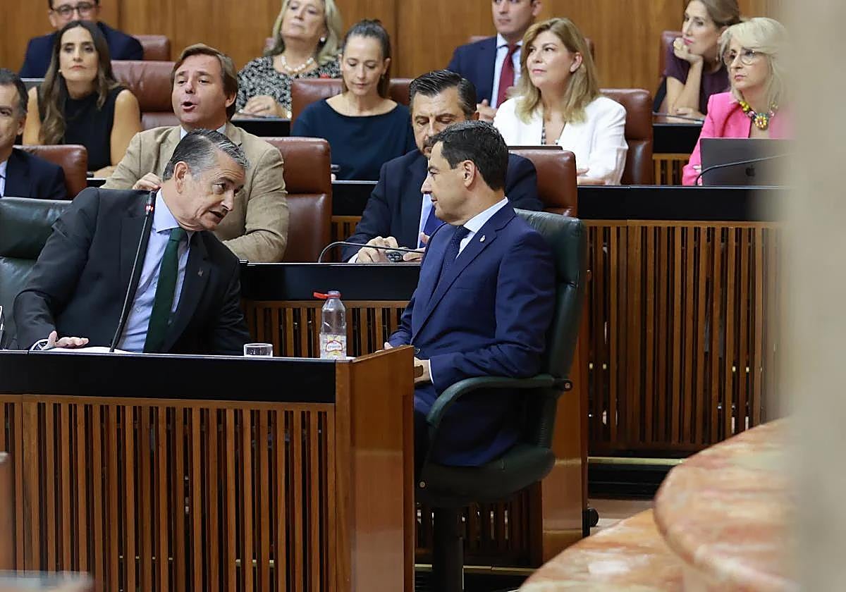 Juanma Moreno, presidente de la Junta de Andalucía, en el Parlamento