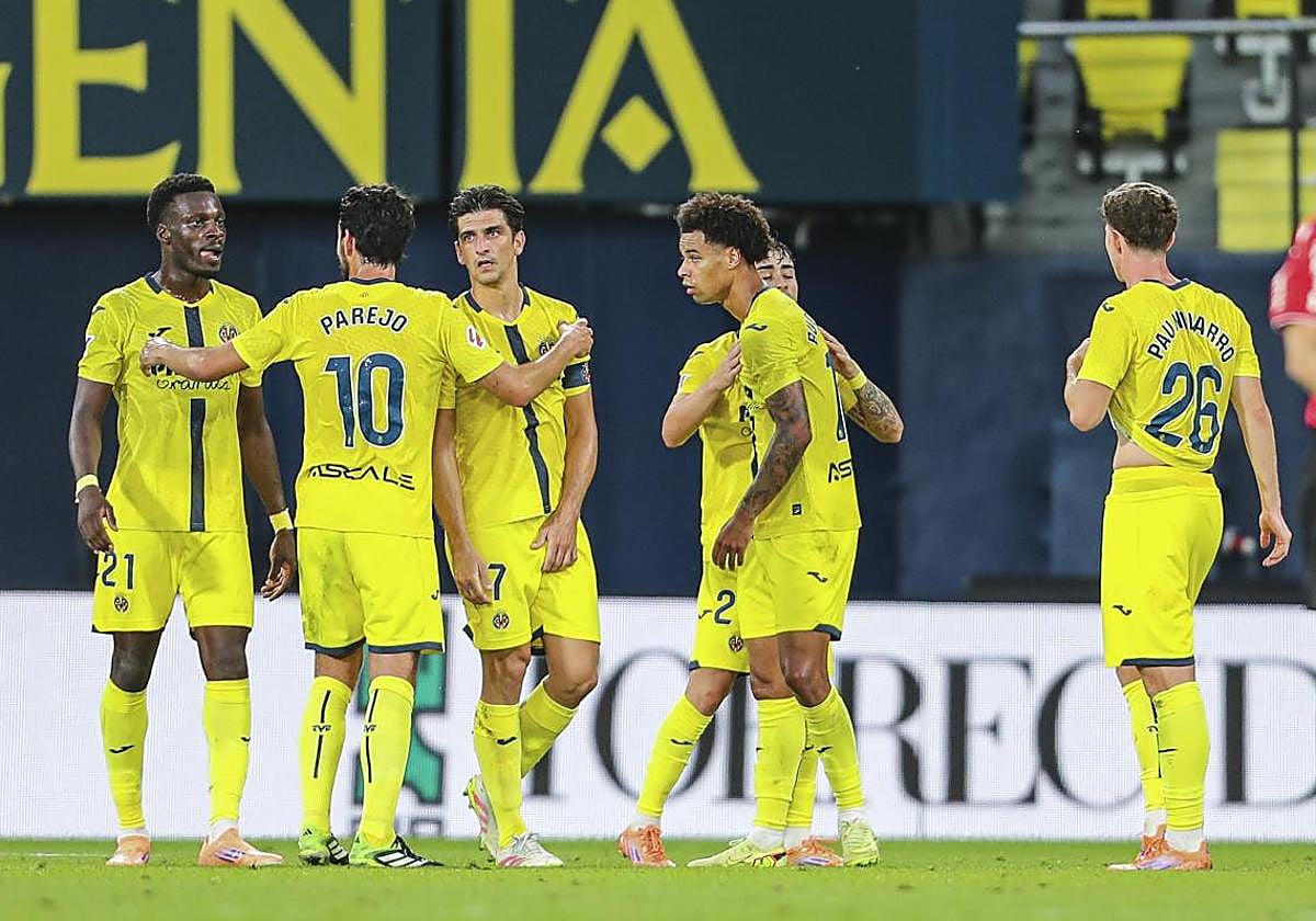 Los jugadores del Villarreal, durante el duelo liguero ante el Betis.