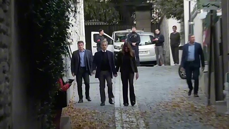 Momento en el que Sarkozy abandona su casa, aclamado por sus simpatizantes, para ingresar en prisión