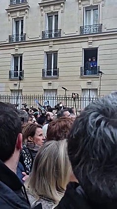 Seguidores de Sarkozy cantan 'La Marsellesa' al expresidente antes de entrar en prisión