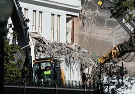 Un equipo de demolición desmonta la fachada del Ala Este de la Casa Blanca