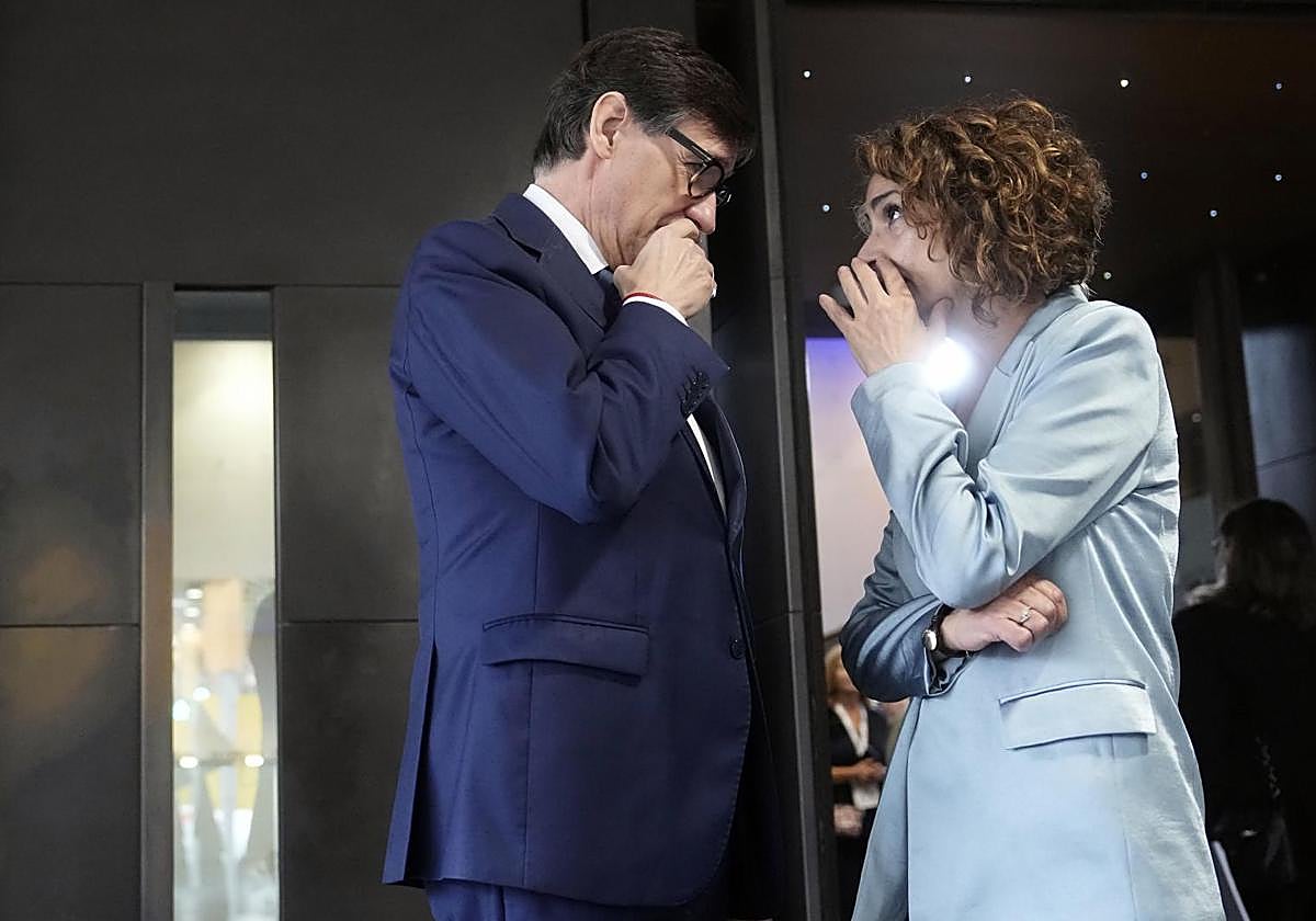 La vicepresidenta primera del Gobierno y ministra de Hacienda, María Jesús Montero, y el presidente de la Generalitat, Salvador Illa.