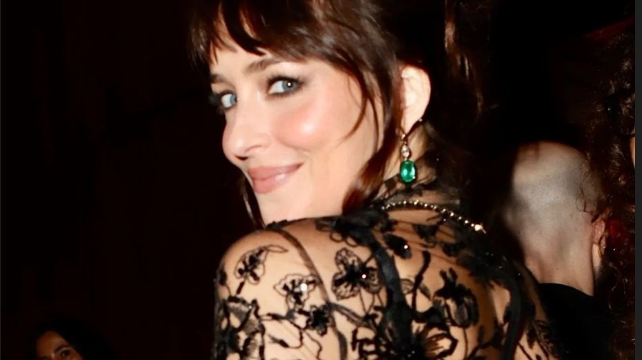 Se filtra la única foto de Dakota Johnson en la boda de su hermana Stella del Carmen: con moño, capa y vestido de encaje
