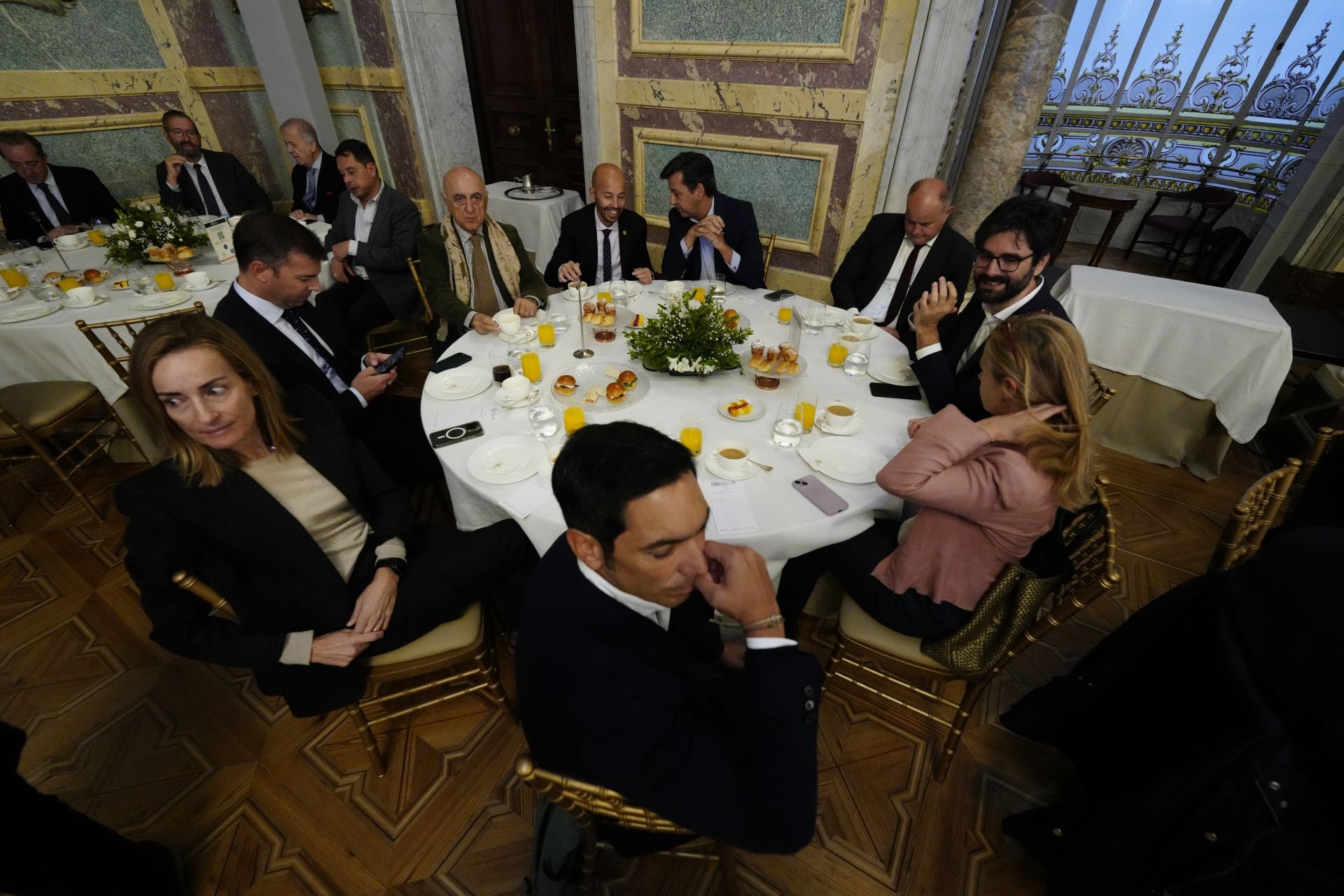 Han asistido también al encuentro, Carmen Basagoiti, presidenta de Harmon; José María Casero; Sergio Mella Aceves, director general de Mensajero de la Paz; Joaquín Vizmanos, director de Relaciones Informativas de LLYC; Grenadine Reverand, consejera de prensa de la Embajada de Francia en España; y Antonio Méndez, fundador de la agencia Tango.