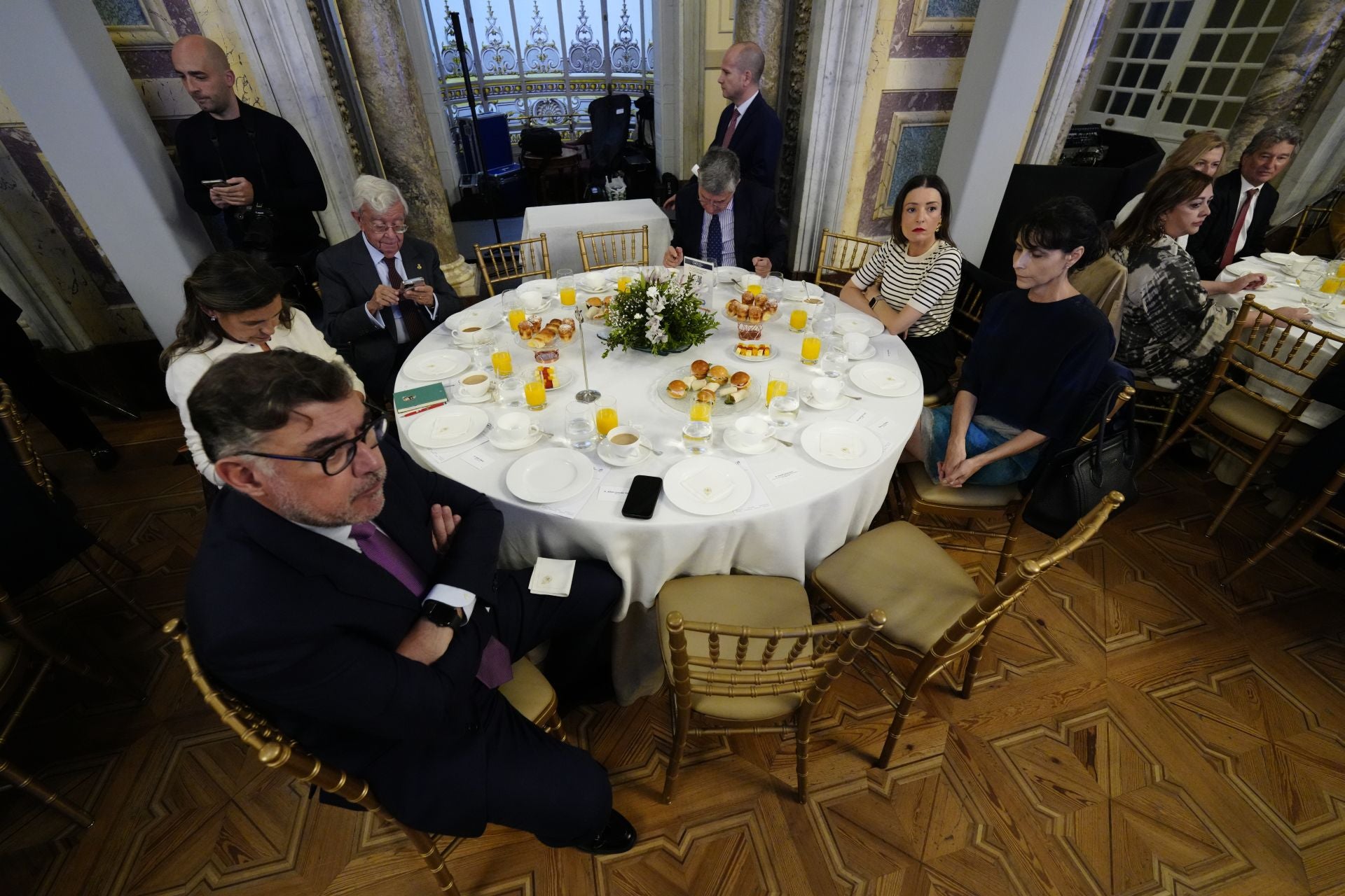 De izquierda a derecha: Alberte González Patiño, director de Comunicación de Acciona; Amalia Blanco, presidenta de A Contracorriente Films; Rafael Ansón, presidente de la Real Academia Española de Gastronomía; Antonio San José, periodista; Emma Tavila, directora general de Asesoría Jurídica de Vocento, y Noemí Rodríguez, directora de Estrategia Digital del grupo.