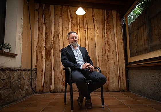 Santiago Abascal, en el porche del Asador Las Brasas, en Valsaín (Segovia), donde se realizó la entrevista.