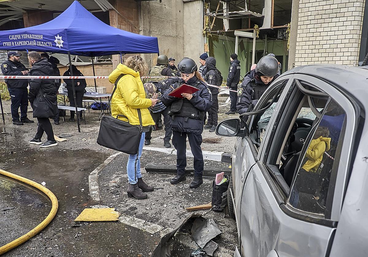 La policía acordona uno de los edificios afectados en Járkov