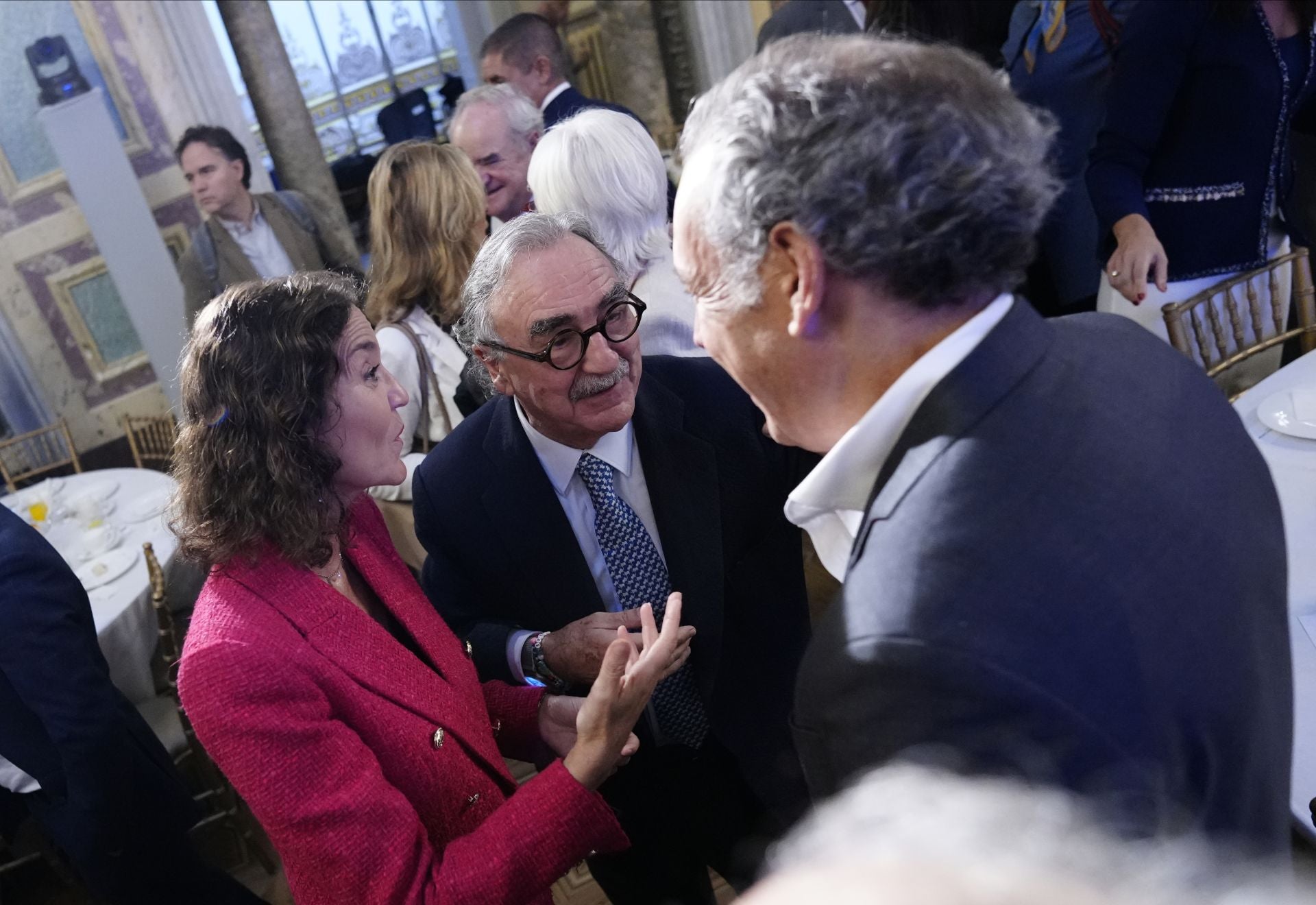 La exministra y portavoz del PSOE en el Ayuntamiento de Madrid Reyes Maroto; y Blas Herrero, presidente de Kiss Capital Group, mantienen una conversación con Manuel Mirat, CEO de Vocento.