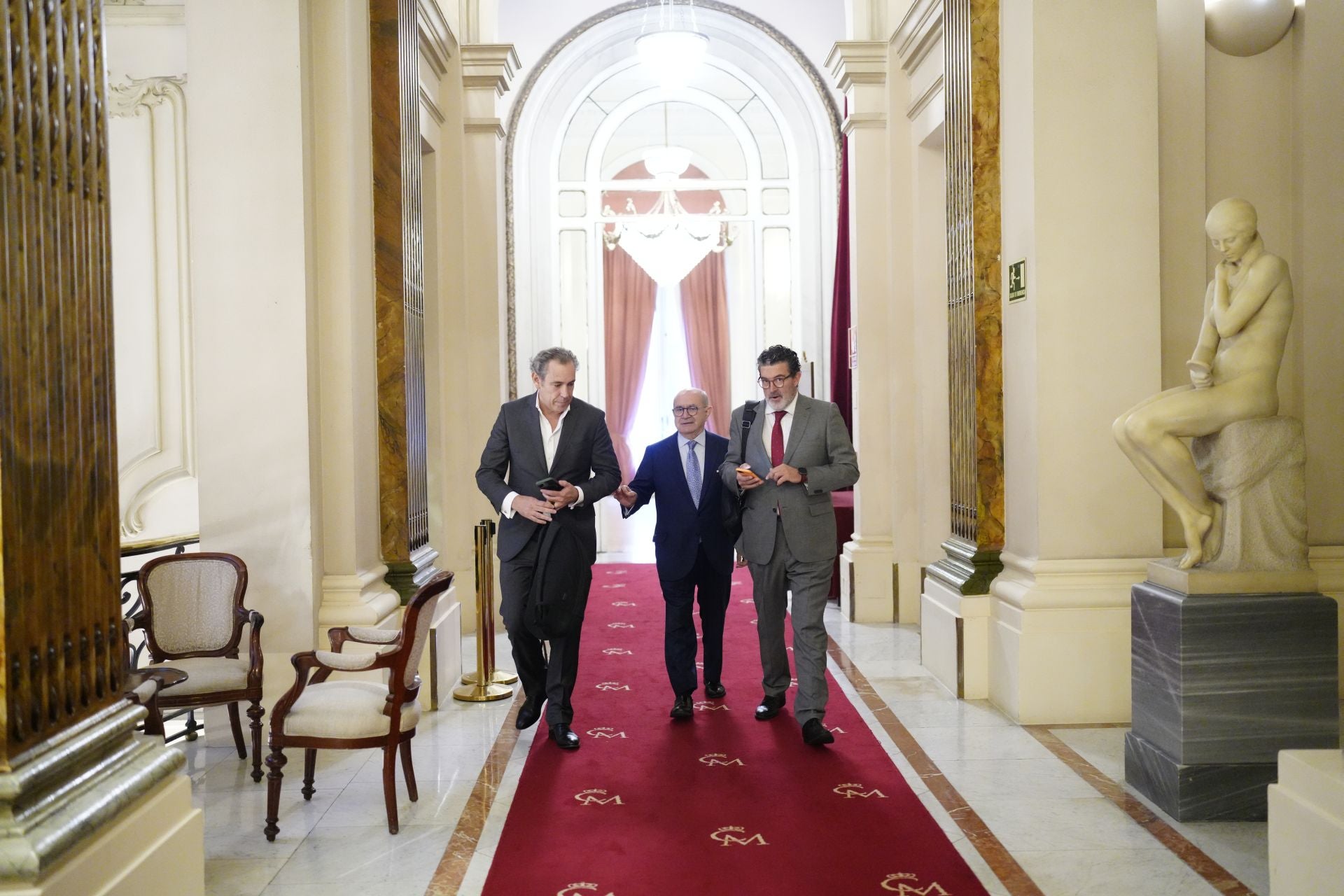 Manuel Mirat, CEO de Vocento; José Luis Rodríguez, presidente del Foro Nueva Economía; y Julián Quirós, director de ABC.