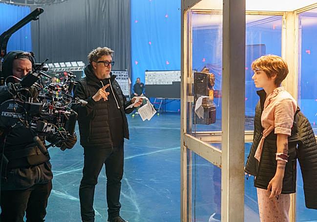 Scott Derrickson da indicaciones a Madeleine McGraw.