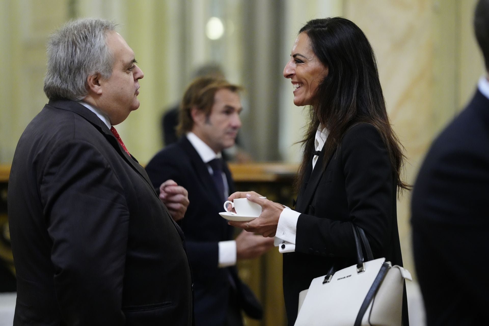Txema Oleaga, senador del Grupo Socialista, y Fátima Rodríguez, directora general Financiera de Vocento
