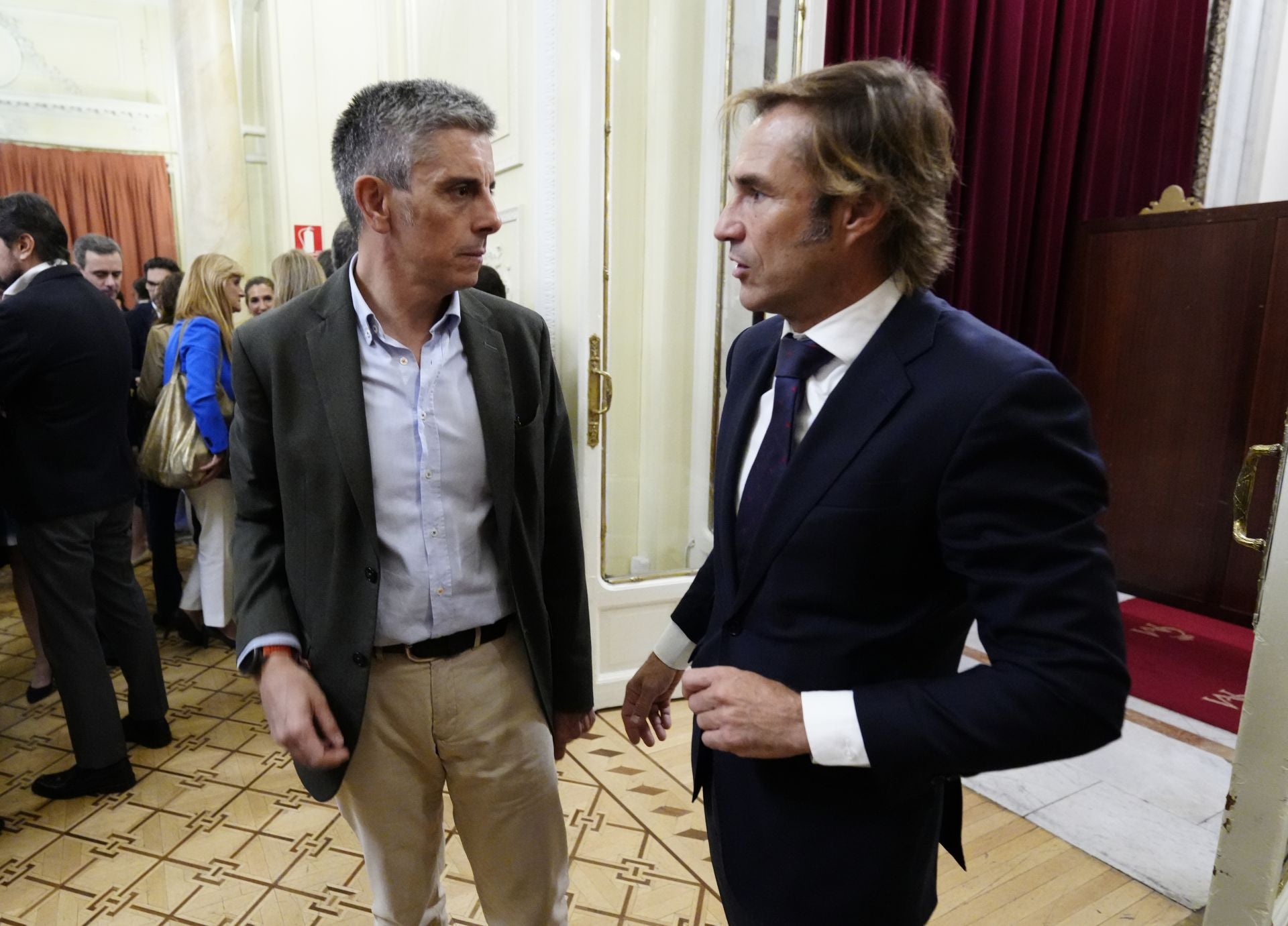 Luis Miguel Peña, CEO Europa de LLYC, con Juan Pedro Díaz Armendáriz, director general Comercial de Vocento.