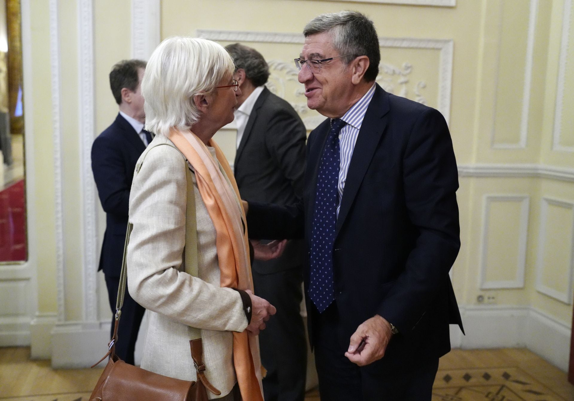 Soledad Luca de Tena, consejera de Vocento, y el periodista Antonio San José.